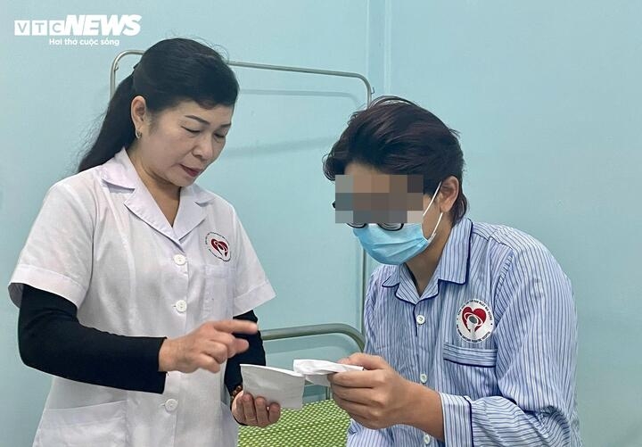 kiet suc tuoi 30 Dem uong thuoc ngu, ngay gong minh vi kpi hinh anh 1
