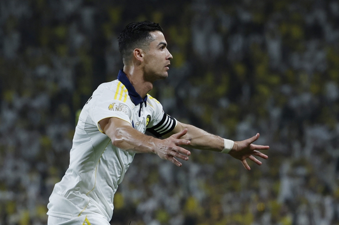 ronaldo toa sang lap cu dup giup al nassr vo dich saudi pro league hinh anh 2