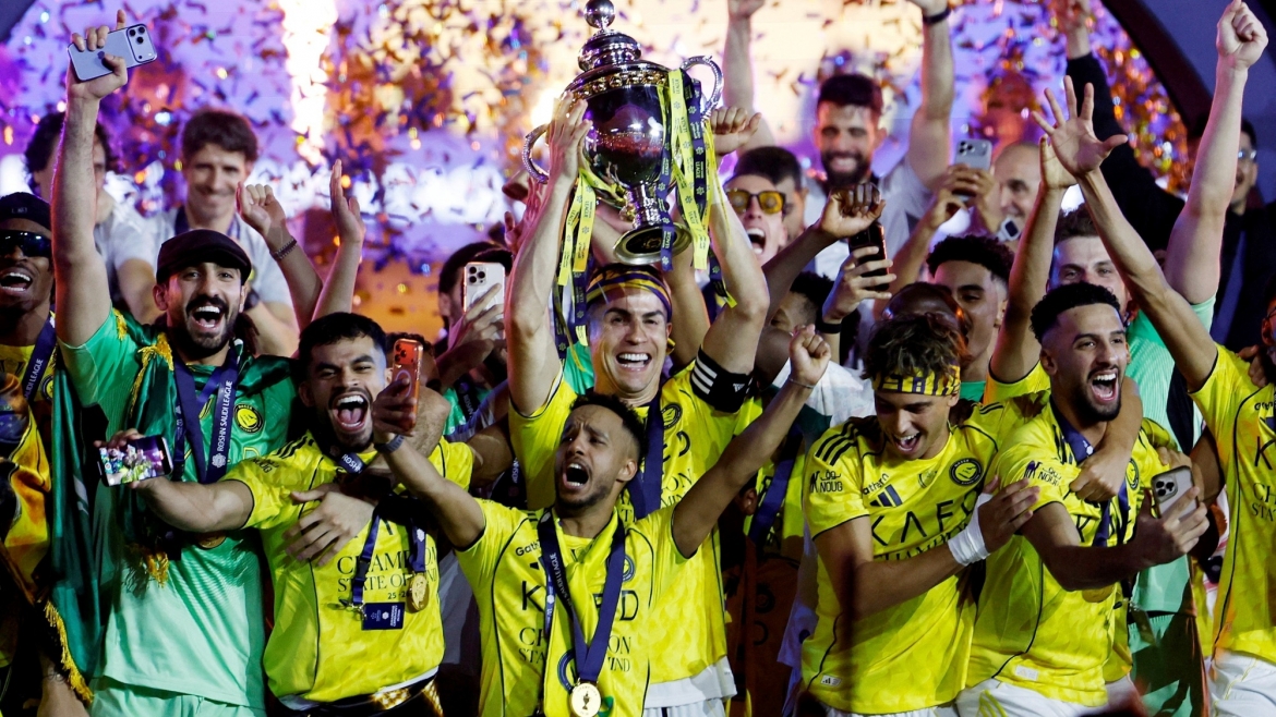 ronaldo toa sang lap cu dup giup al nassr vo dich saudi pro league hinh anh 10