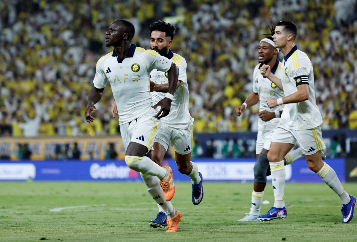 ronaldo toa sang lap cu dup giup al nassr vo dich saudi pro league hinh anh 1