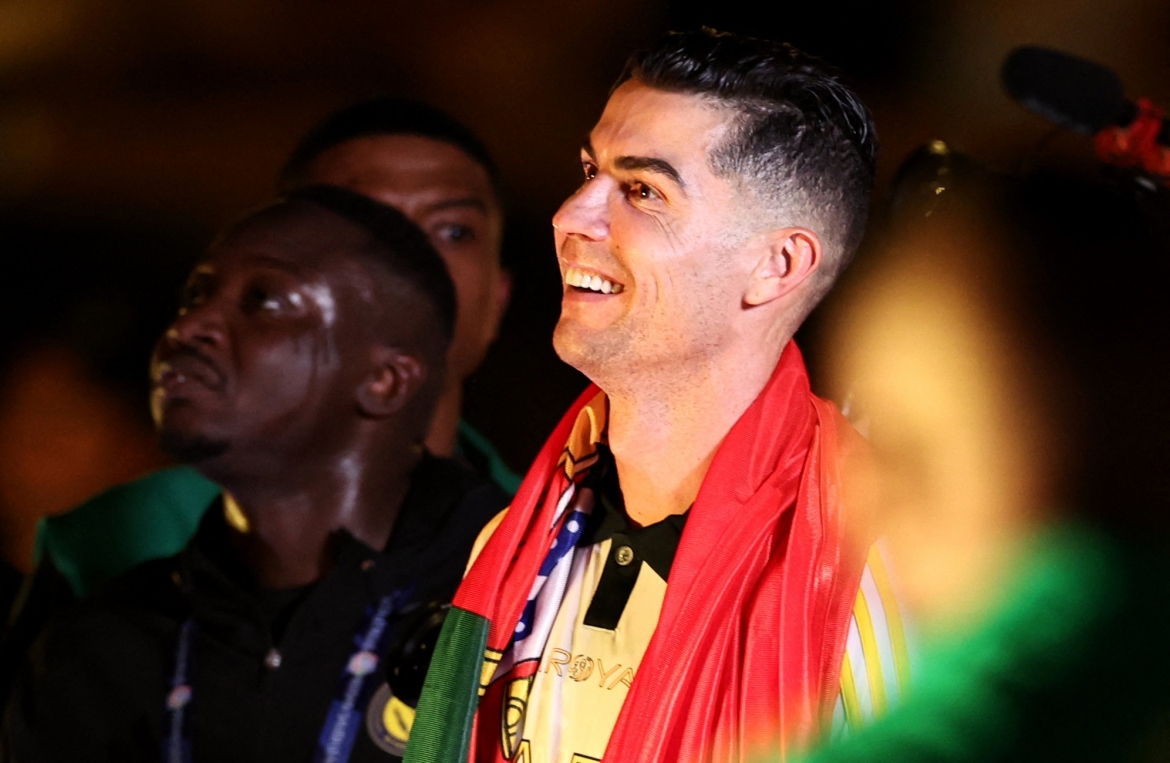 ronaldo toa sang lap cu dup giup al nassr vo dich saudi pro league hinh anh 3