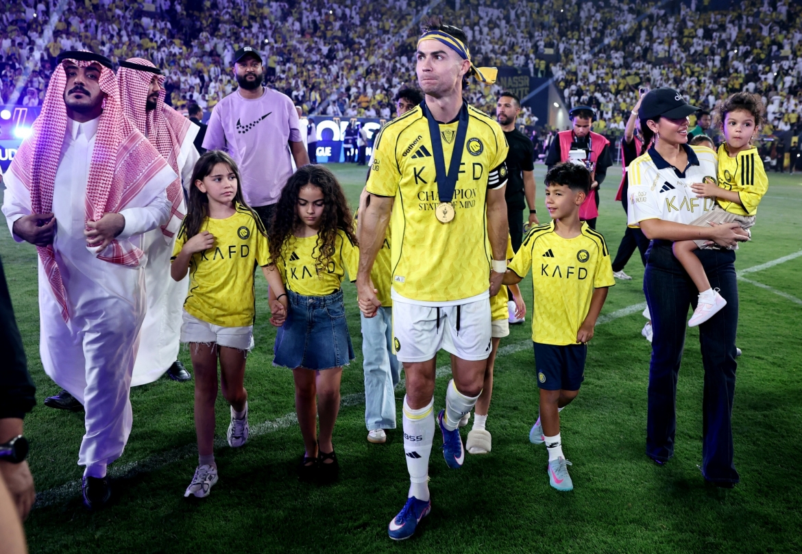 ronaldo toa sang lap cu dup giup al nassr vo dich saudi pro league hinh anh 12