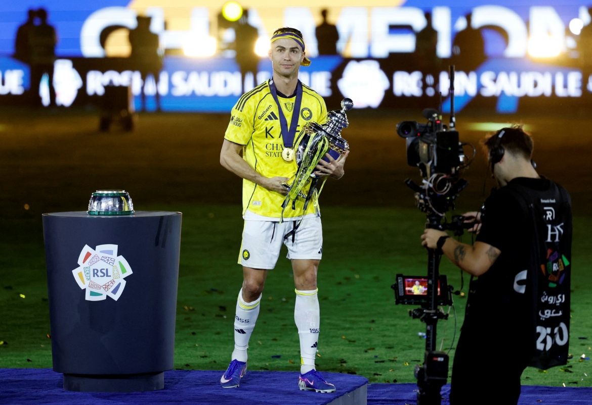 ronaldo toa sang lap cu dup giup al nassr vo dich saudi pro league hinh anh 6