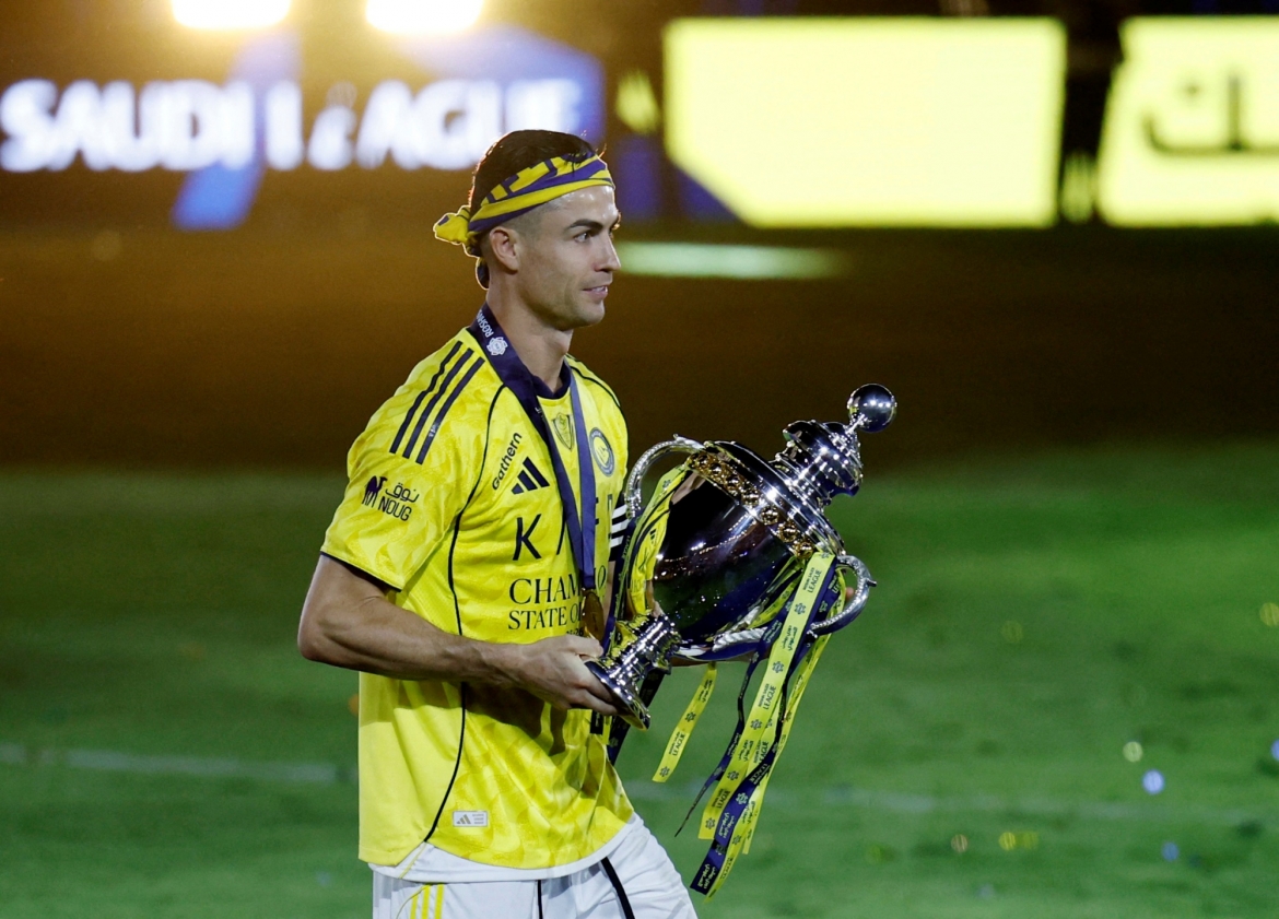 ronaldo toa sang lap cu dup giup al nassr vo dich saudi pro league hinh anh 7