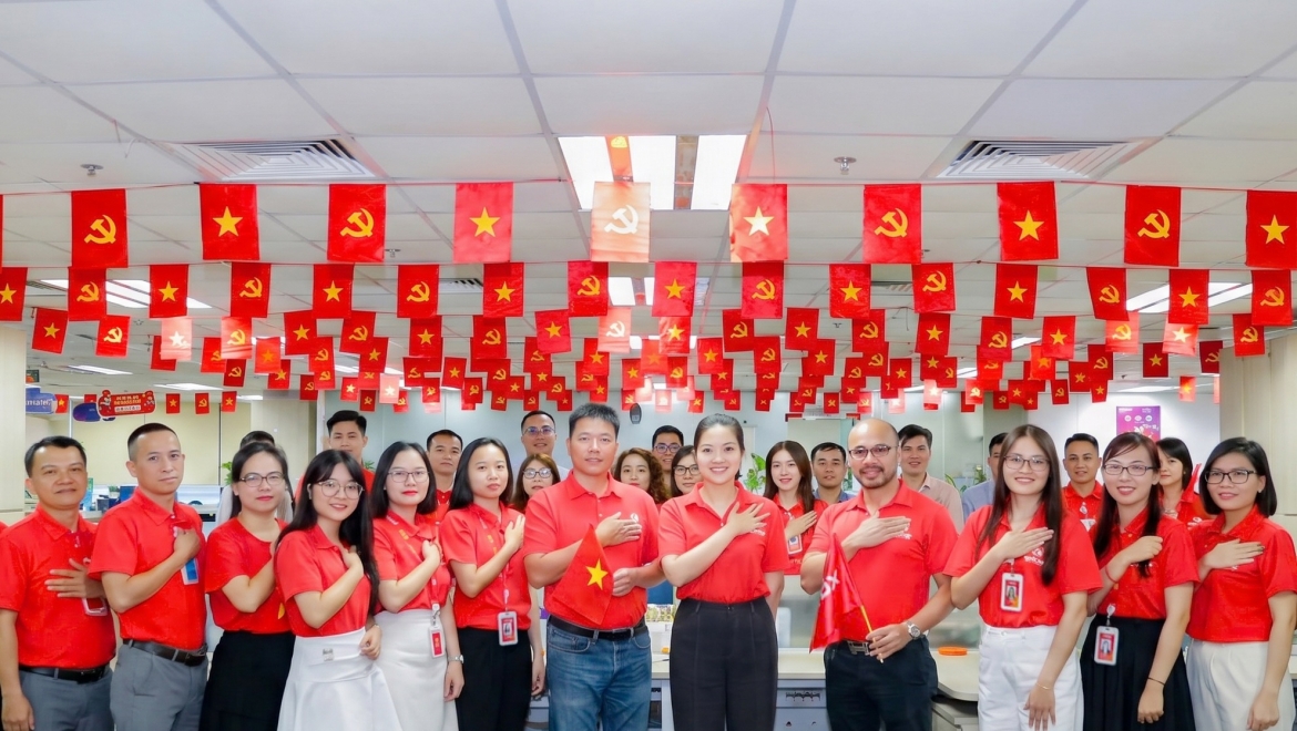 rox group - 3 thap ky tien phong kien tao, dua gia tri viet vuon xa hinh anh 4