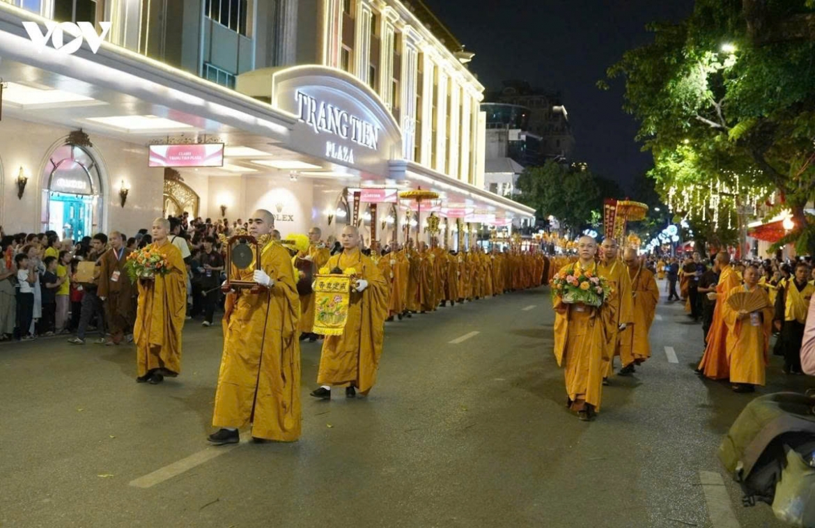 cung ruoc xa loi phat qua nhieu tuyen pho ha noi dip Dai le phat dan hinh anh 1