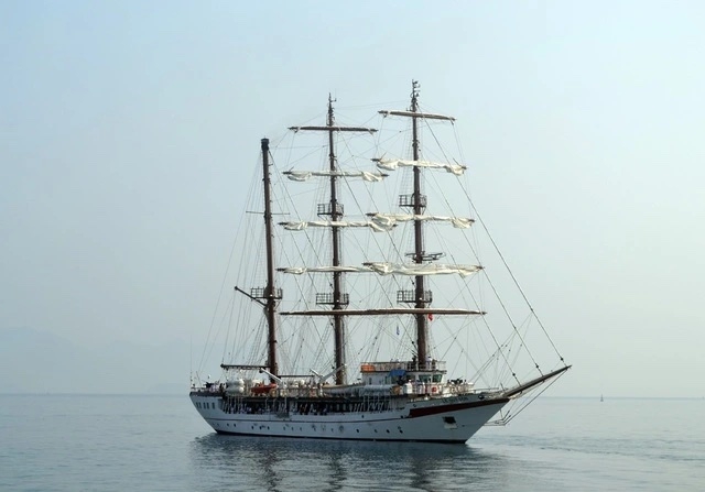 vietnamese sailing ship le quy don sets sail for thailand, cambodia picture 1