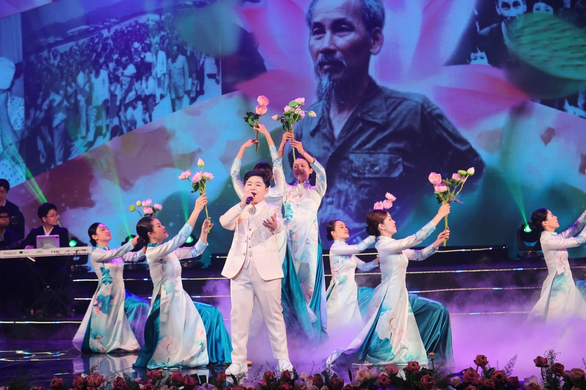  sang mai ten nguoi khac hoa hanh trinh cach mang cua chu tich ho chi minh hinh anh 2