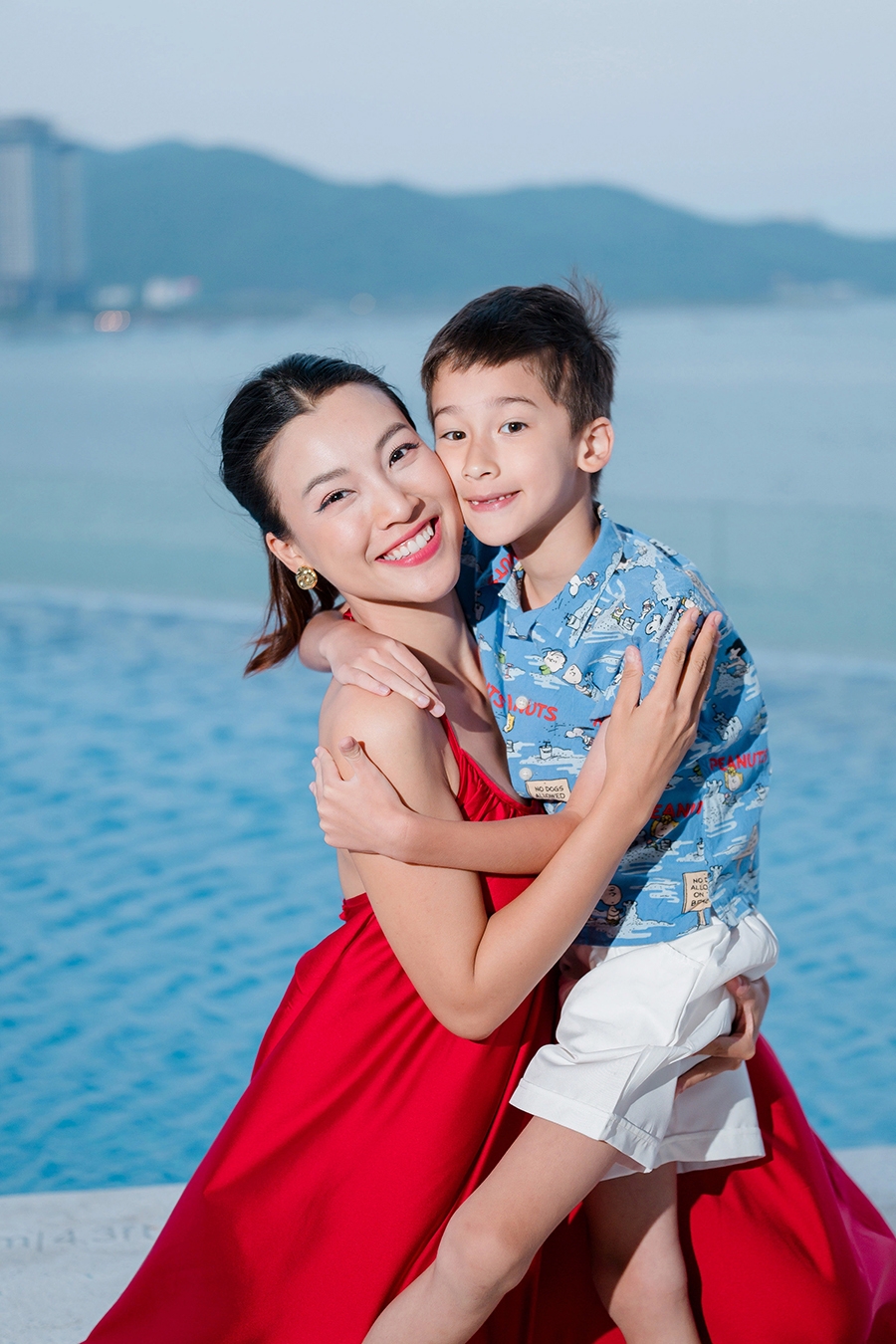 sao viet 28-5 ca nuong kieu anh dien bikini tan huong ky nghi ben gia dinh hinh anh 2