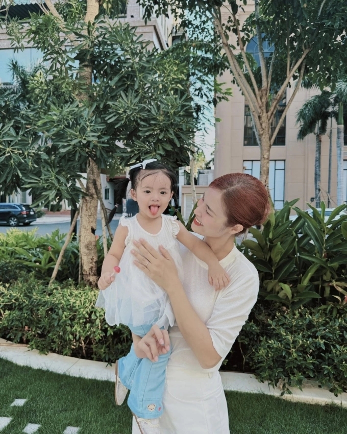 sao viet 28-5 ca nuong kieu anh dien bikini tan huong ky nghi ben gia dinh hinh anh 7