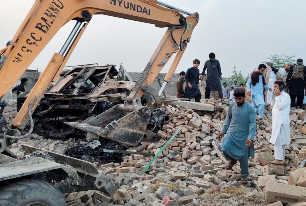 Danh bom va phuc kich luc luong canh sat o pakistan, it nhat 12 nguoi thiet mang hinh anh 1