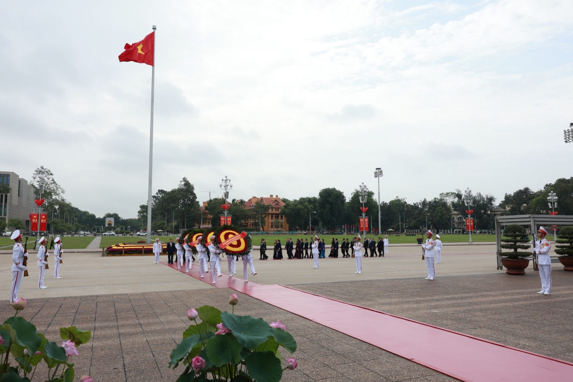 ky niem 136 nam ngay sinh chu tich ho chi minh lanh dao Dang, nha nuoc vao lang vieng bac hinh anh 1