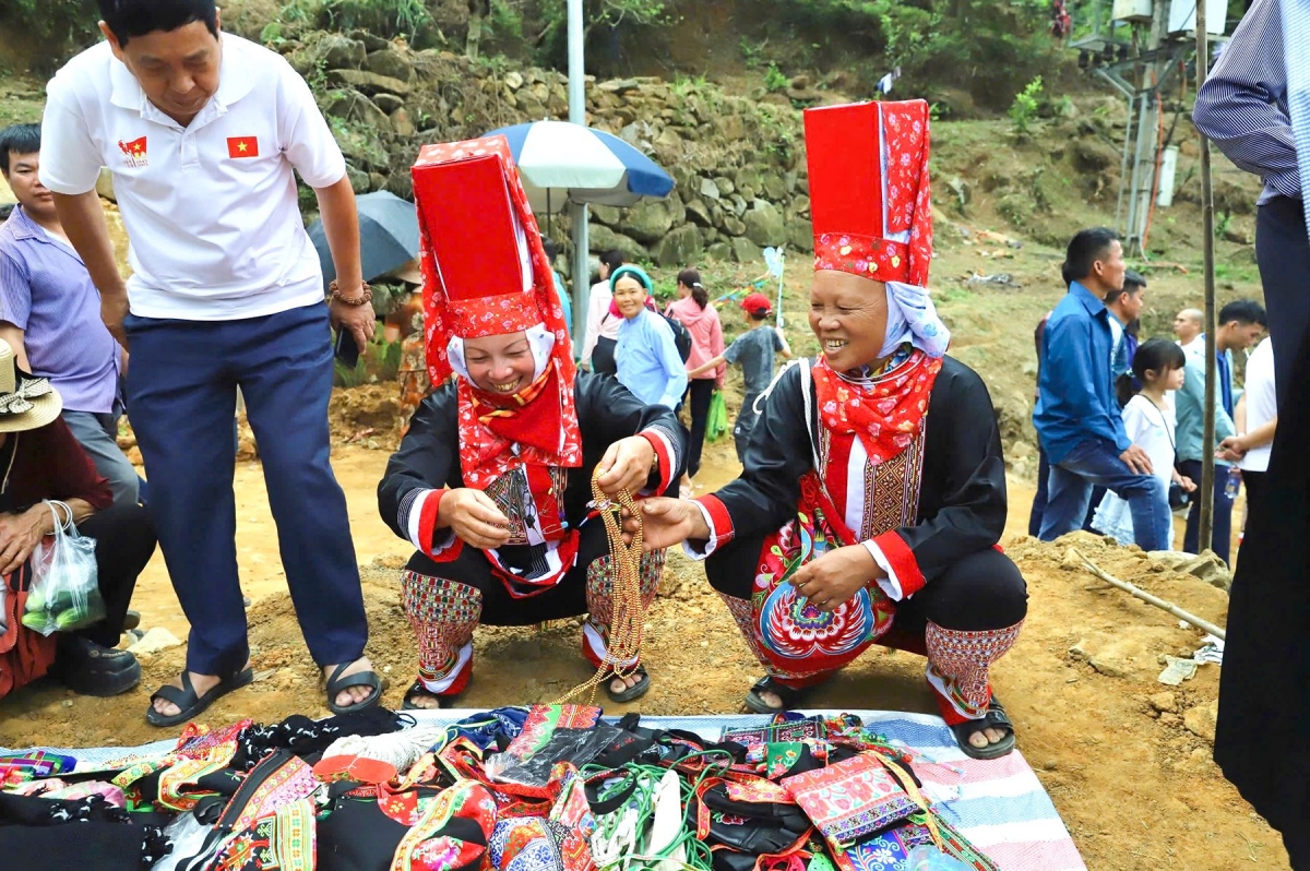 thuong thuc dieu hat san chi giua san khau nui rung binh lieu hinh anh 6
