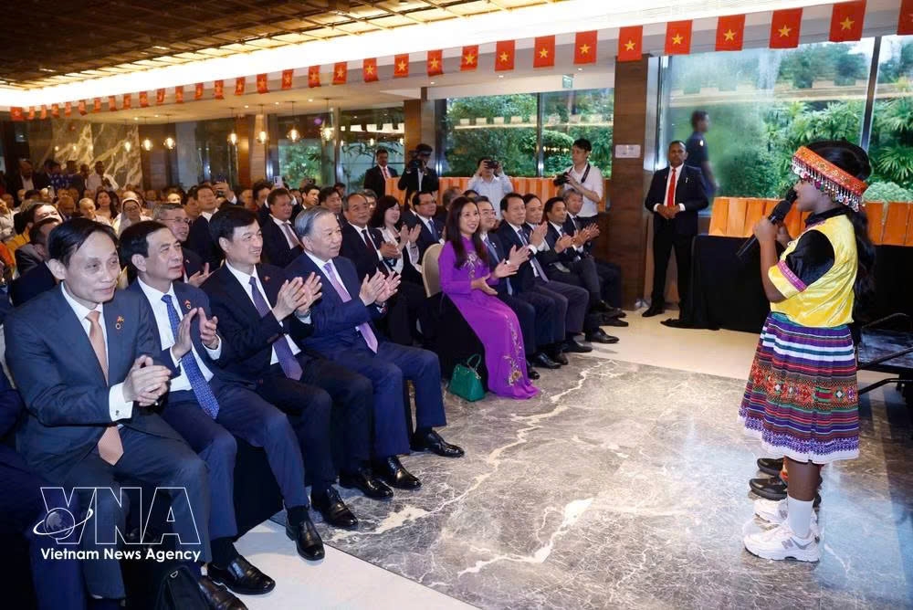 top leader meets vietnamese embassy staff, community in sri lanka picture 2