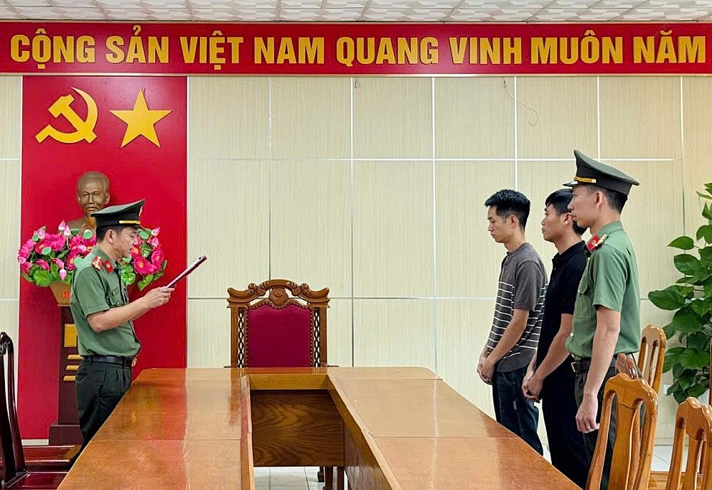 khoi to 2 doi tuong o ha tinh ve hanh vi tang tru trai phep vu khi quan dung hinh anh 1