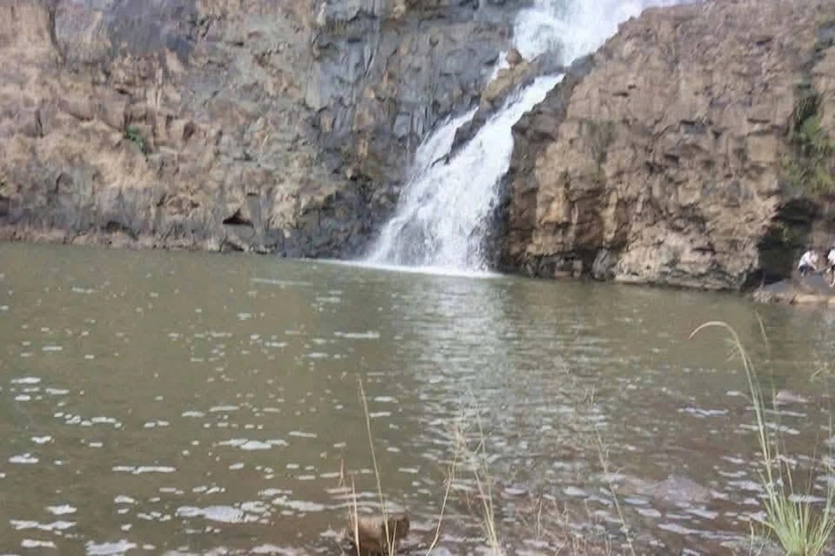ru ban di tam thac dip nghi le, nam sinh tu vong do duoi nuoc hinh anh 1