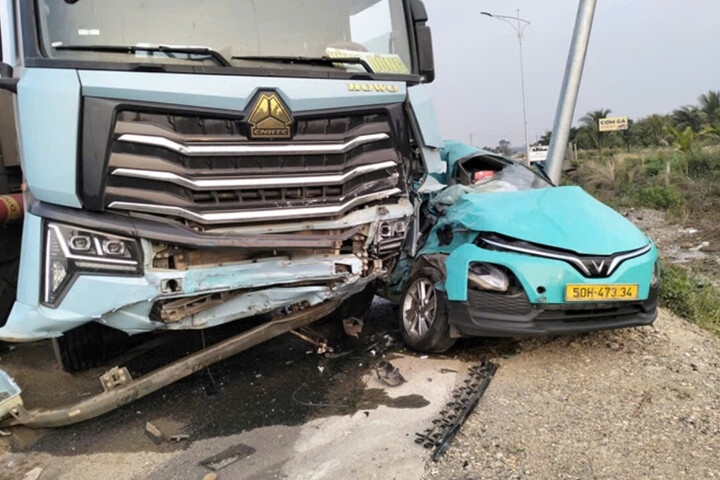 bat giam tai xe xe dau keo tong taxi, 2 nguoi tu vong hinh anh 2