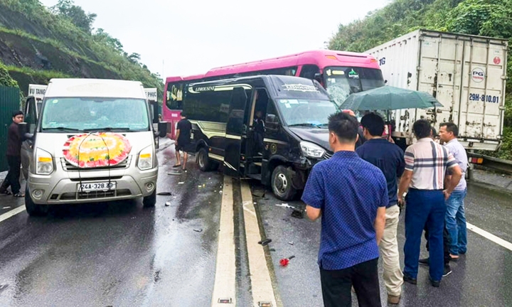 4 o to tong lien hoan tren cao toc noi bai - lao cai hinh anh 1