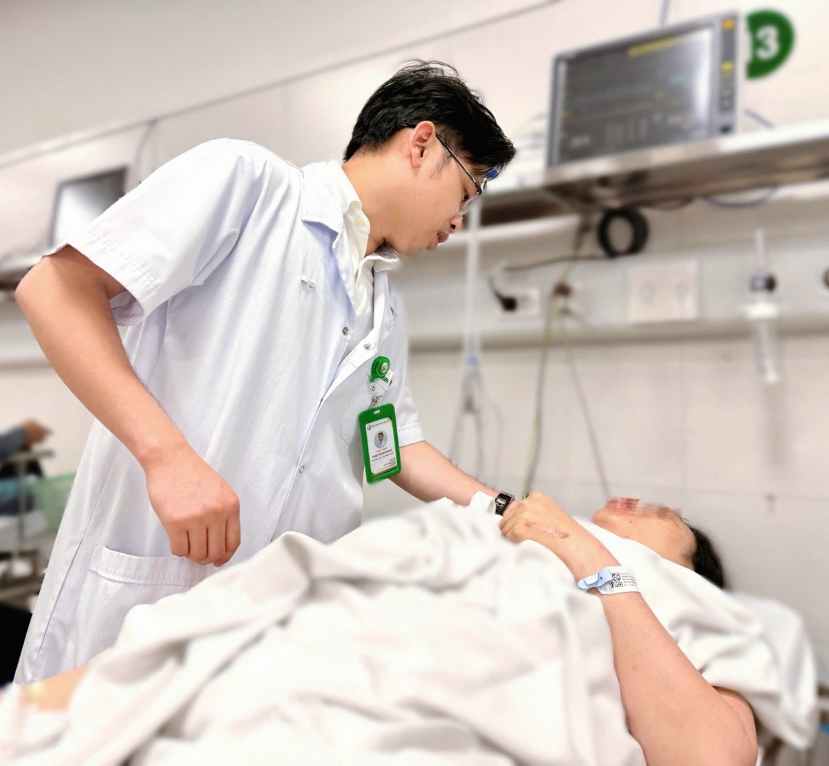 vu hang chuc nguoi nang xe buyt cuu co gai o ha noi suc khoe nan nhan gio ra sao hinh anh 1