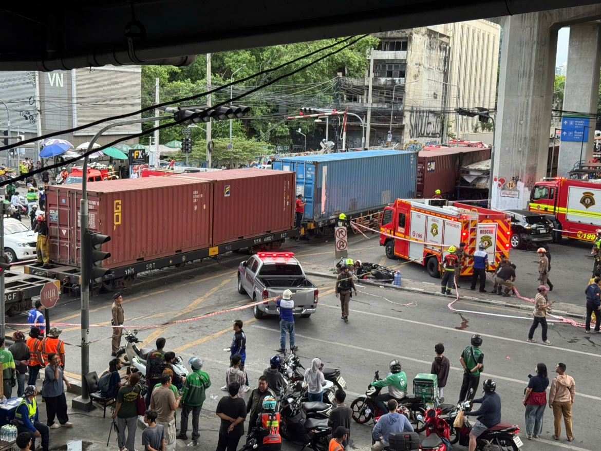 Tàu hỏa tông thẳng xe buýt giữa trung tâm Bangkok khiến 40 người thương vong