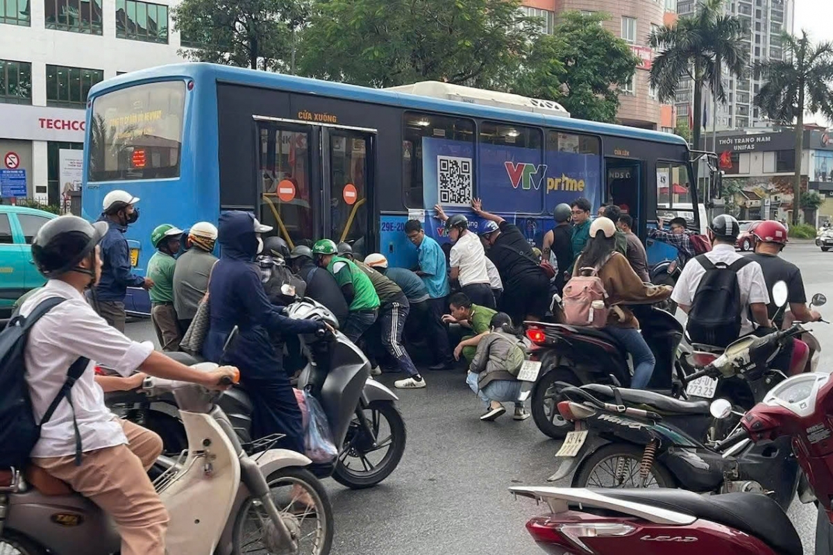 vu hang chuc nguoi nang xe buyt cuu co gai o ha noi suc khoe nan nhan gio ra sao hinh anh 2