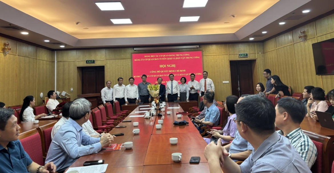 Ong pham tat thang lam bi thu Dang uy co quan ban tuyen giao va dan van trung uong hinh anh 3