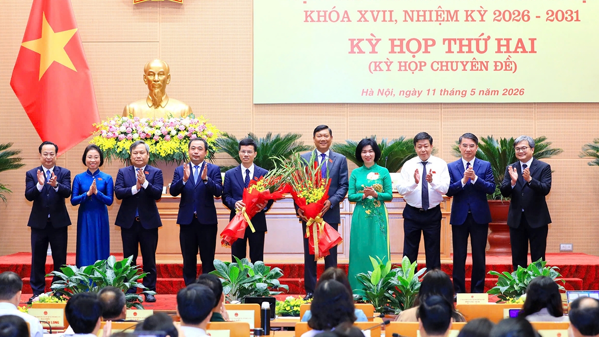 ha noi bau them 2 pho chu tich ubnd la ong Do anh tuan va ong bui duy cuong hinh anh 1