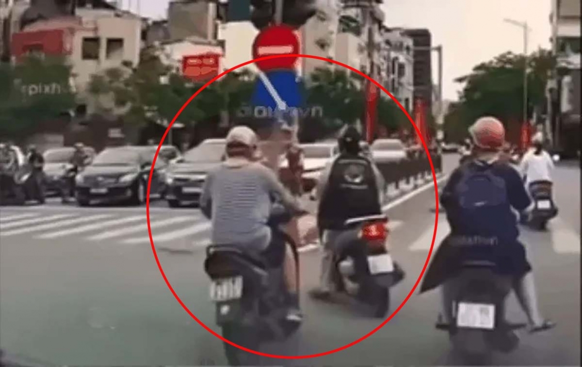 csgt ha noi xac minh, truy tim co gai tat dau xe may gay tai nan roi bo chay hinh anh 1