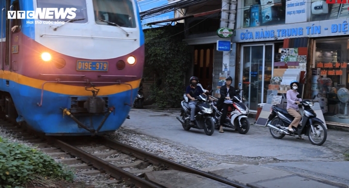 thot tim canh nguoi ha noi bat chap vuot rao chan, dua toc do voi tau hoa hinh anh 14