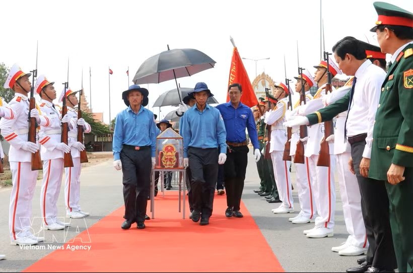 remains of 158 vietnamese volunteer soldiers, experts repatriated from cambodia picture 1