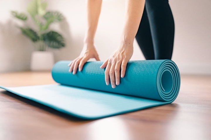 tham yoga boc mui mua he, lam sach kieu gi de khong thanh o vi khuan hinh anh 2