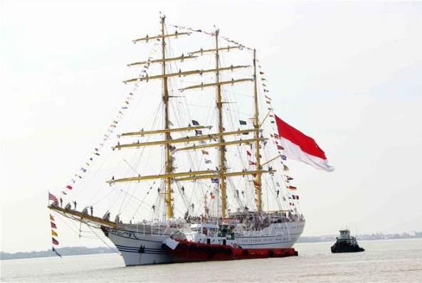 southeast asia s largest naval training ship visits ho chi minh city picture 1