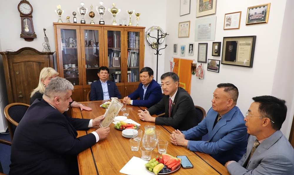 nguoi viet tai sec thanh kinh dang hoa ky niem ngay sinh chu tich ho chi minh hinh anh 2