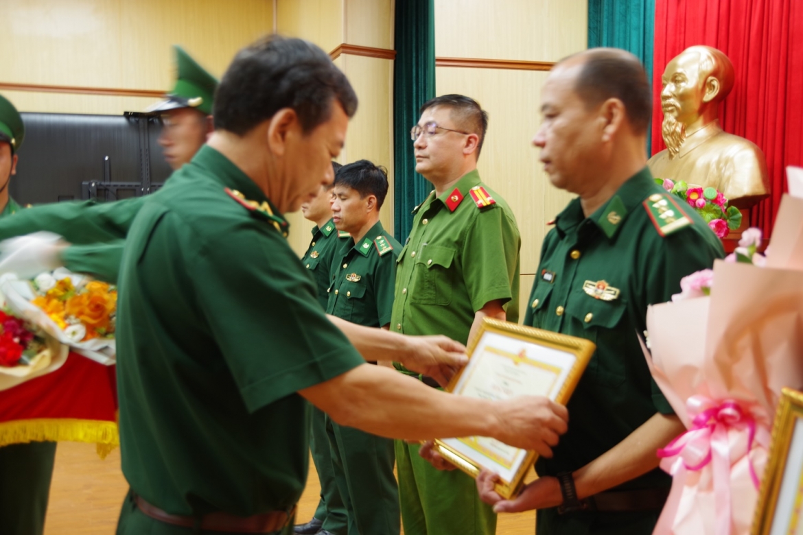 nguoi phu nu bi bat khi dang van chuyen so luong lon ma tuy hinh anh 1