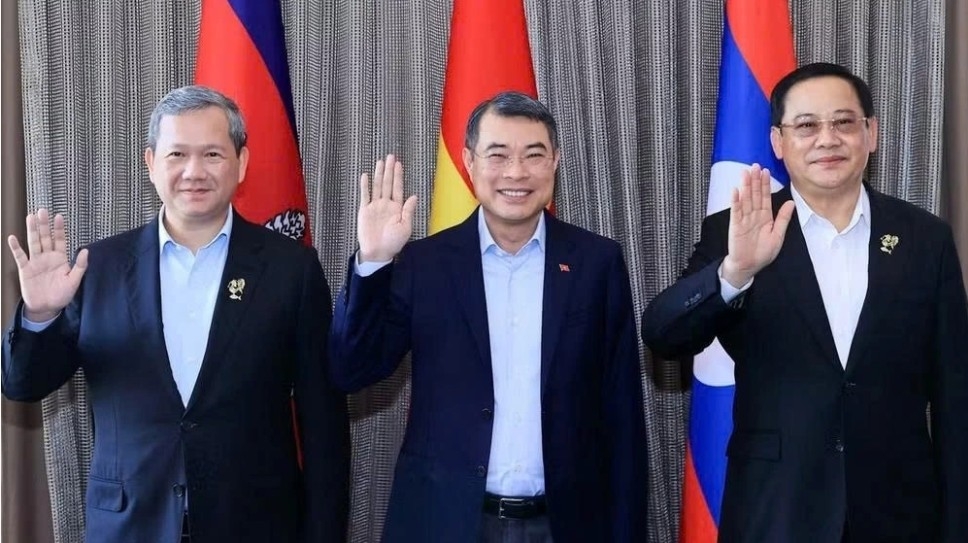 pm hung holds breakfast meeting with cambodian and lao counterparts picture 1