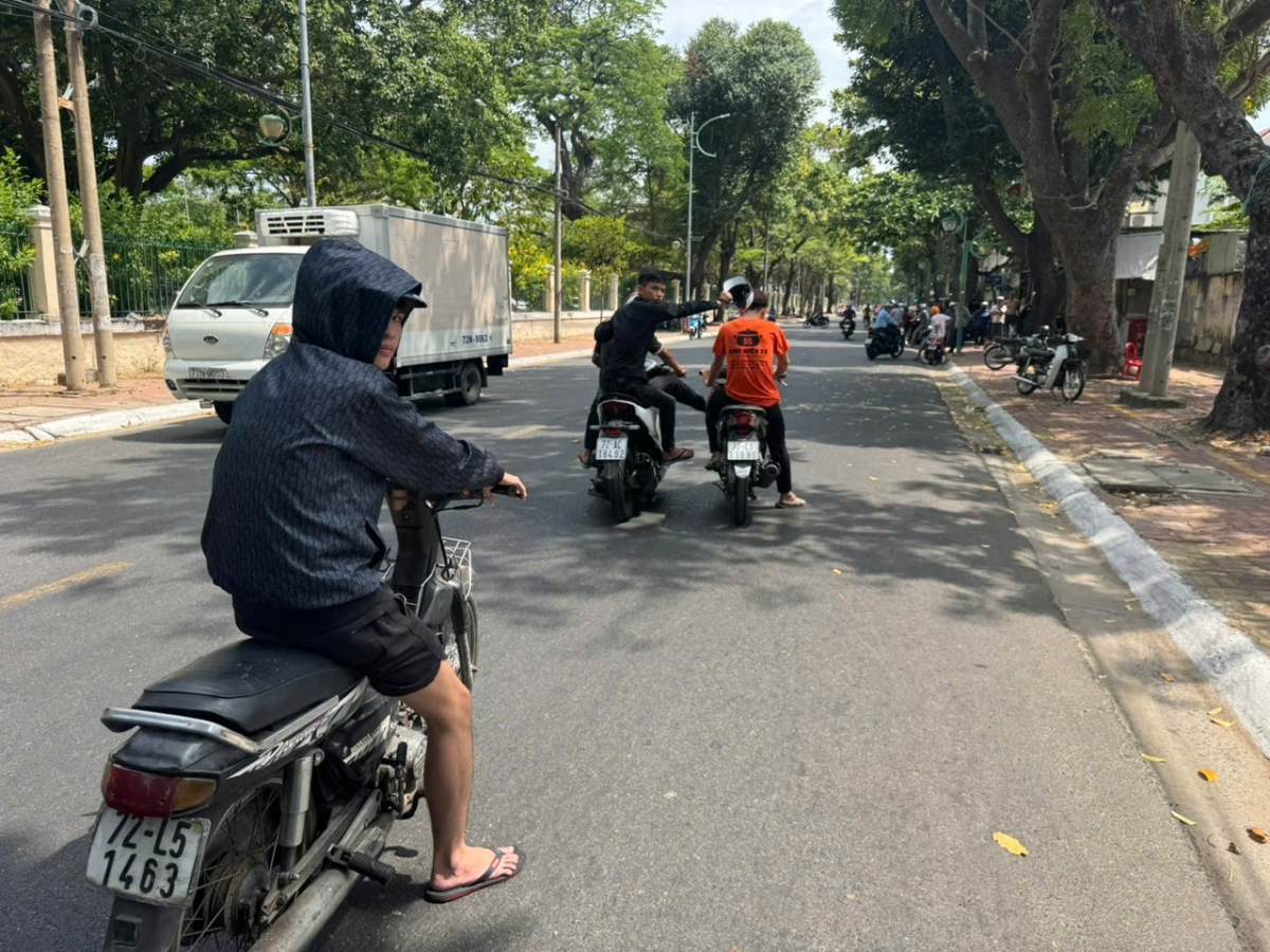 bat giu 3 thanh nien ruot duoi, danh nguoi di duong o tp.hcm hinh anh 2