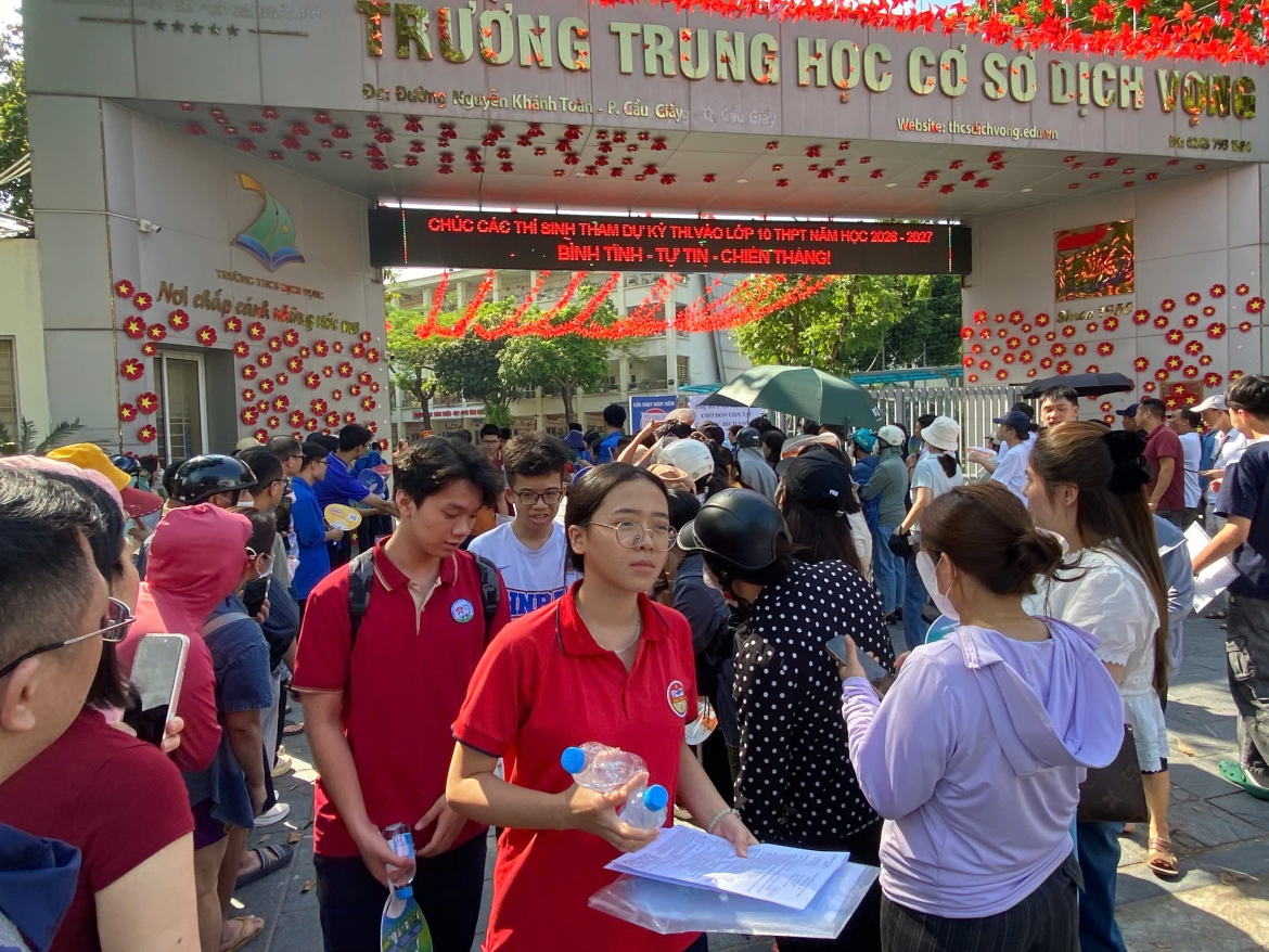 thi sinh ha noi nhan xet de tieng anh vua suc, nhieu em tu tin dat 8-9 diem hinh anh 2