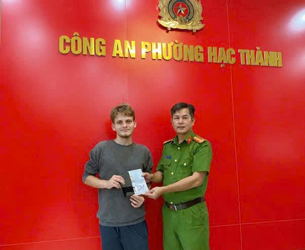 cong an phuong hac thanh ho tro du khach nuoc ngoai nhan lai tai san that lac hinh anh 1