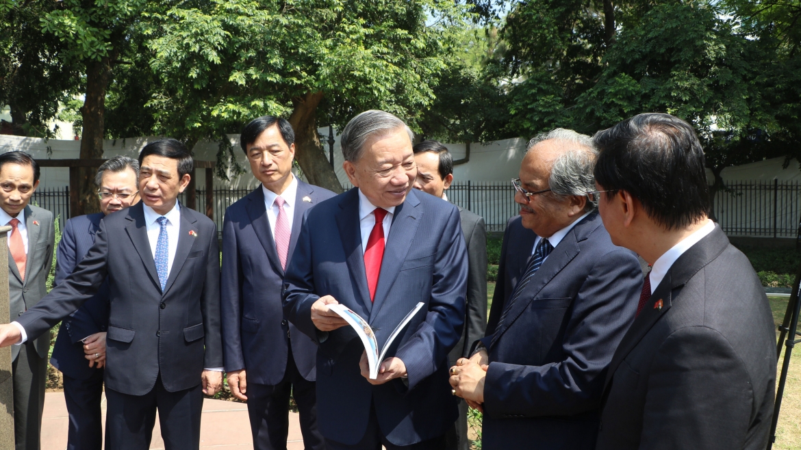 tong bi thu, chu tich nuoc to lam dat vong hoa tai tuong chu tich ho chi minh hinh anh 4