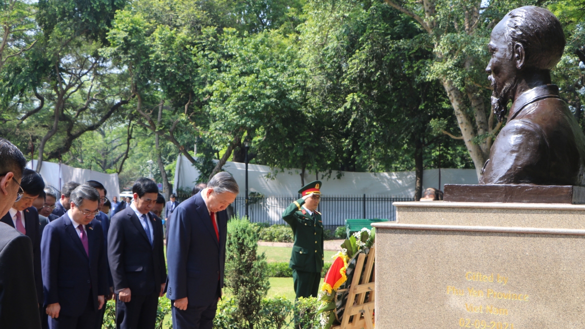 tong bi thu, chu tich nuoc to lam dat vong hoa tai tuong chu tich ho chi minh hinh anh 3