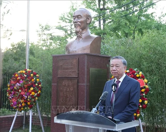 Anh sang ho chi minh soi duong cho chung ta di hinh anh 2