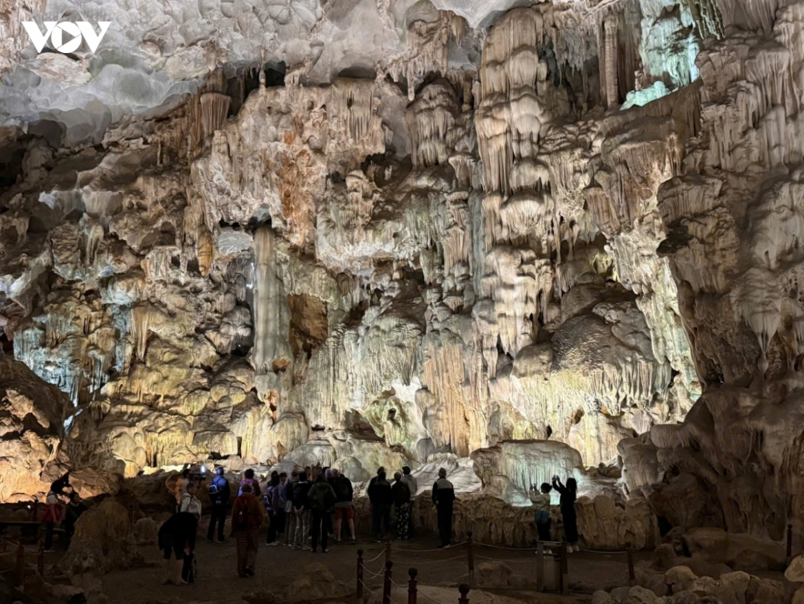 ve may bay tp.hcm - ha noi gia cao, nhieu tour chuyen huong san bay van Don hinh anh 3