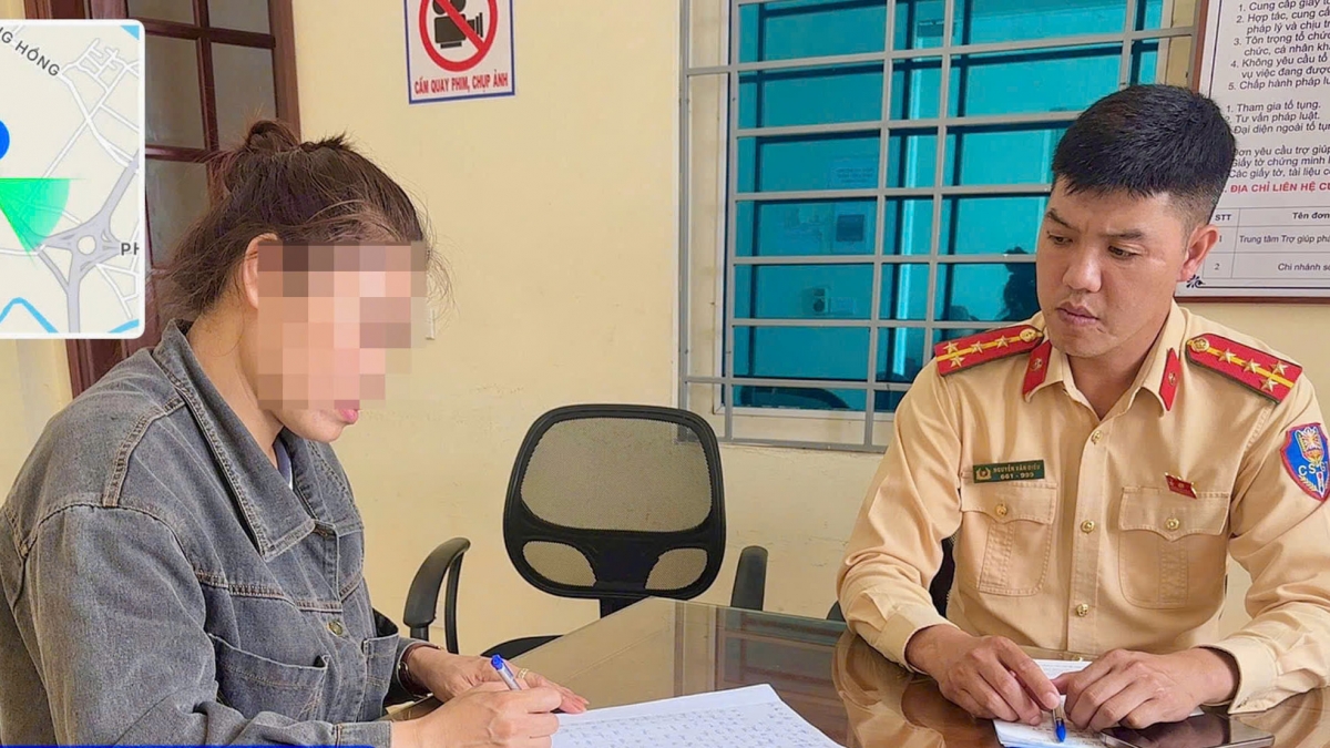 csgt ha noi xu phat voi nu tai xe de tre nho cam vo lang khi xe dang di chuyen hinh anh 1