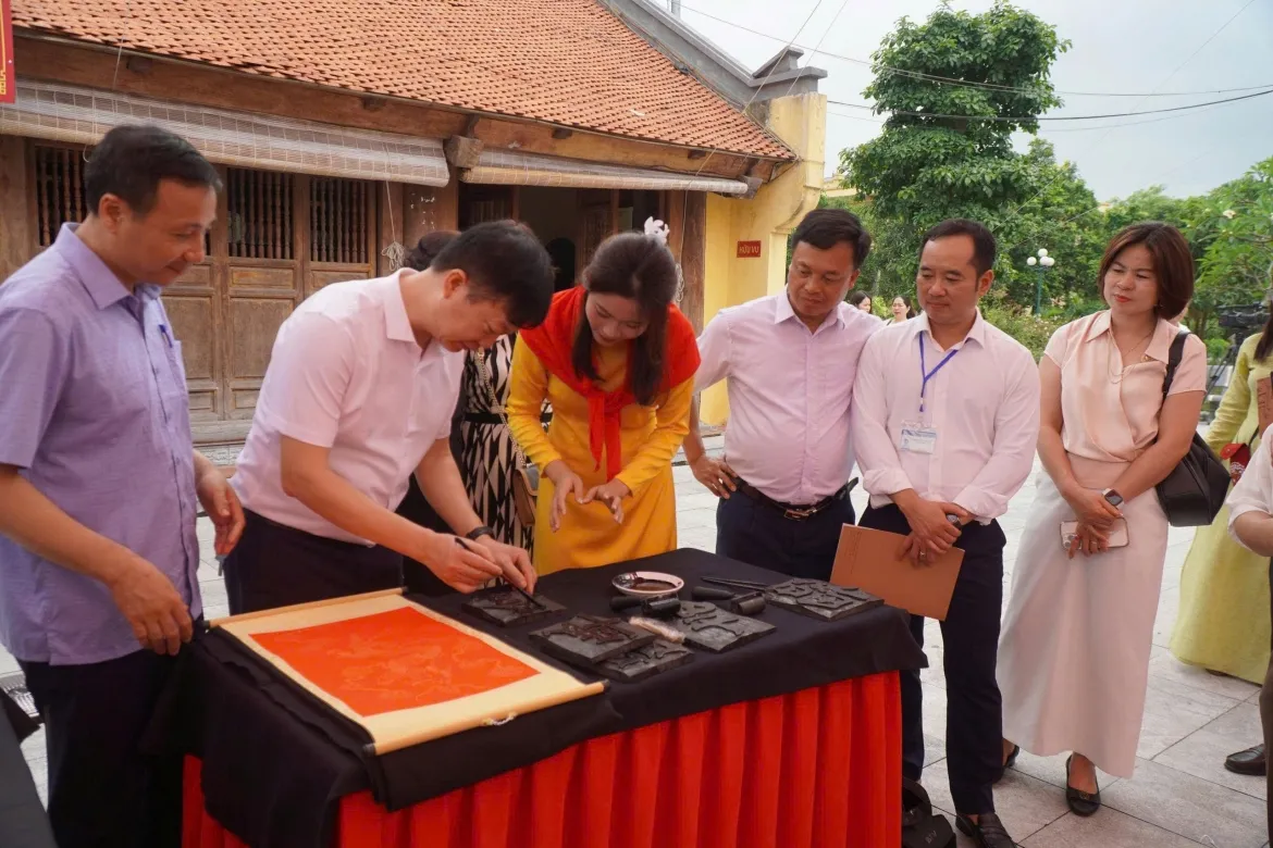 trien lam ve quoc tu giam va danh nhan than nhan trung tai bac ninh hinh anh 6
