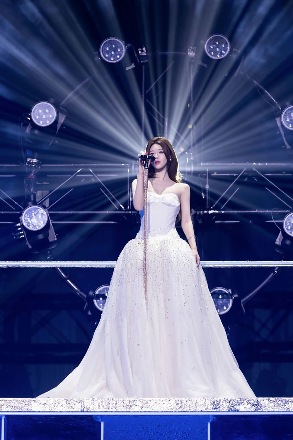 giua phan ung trai chieu, concert cua trieu lo tu van thu hut hon 1 ty luot xem hinh anh 2