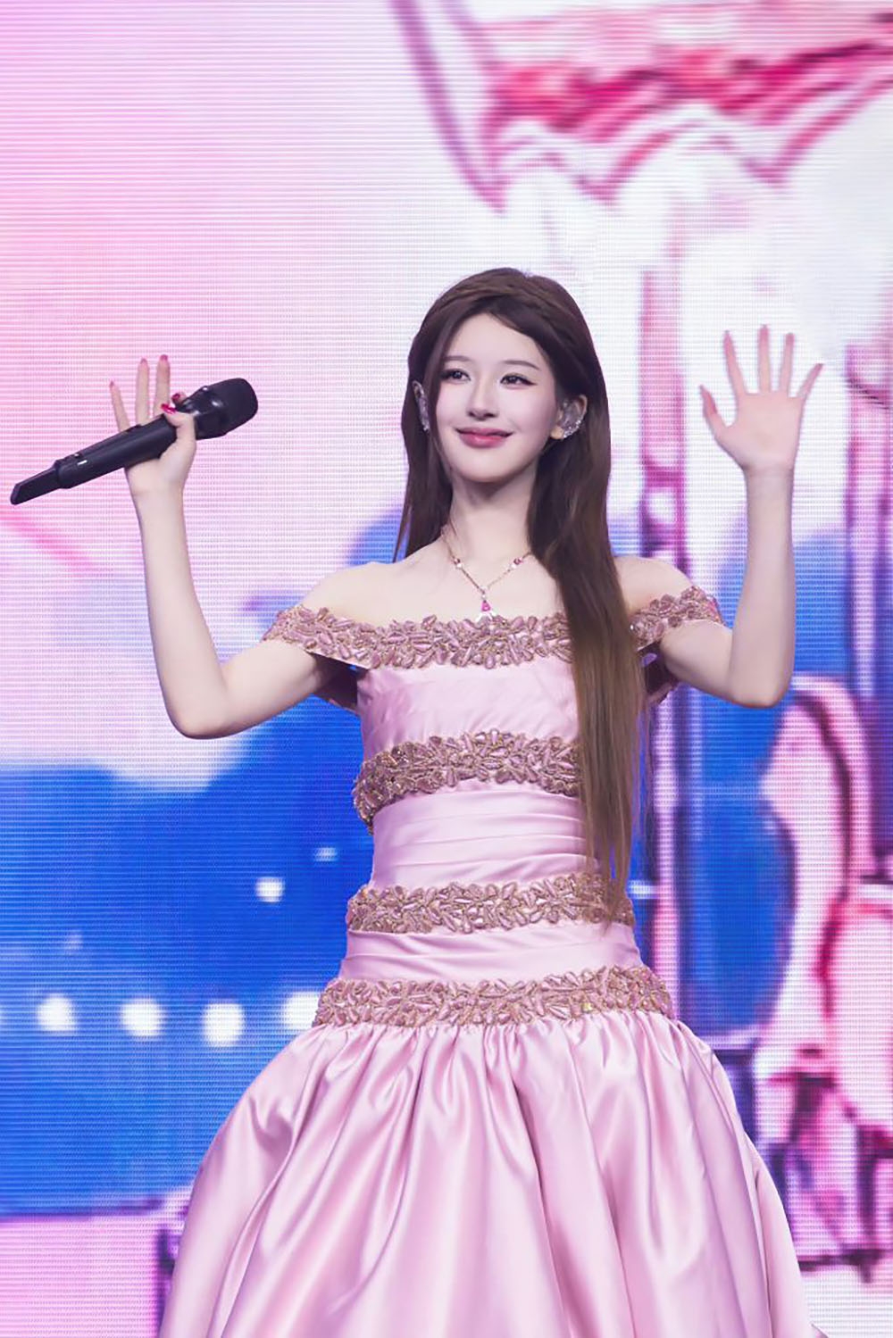 giua phan ung trai chieu, concert cua trieu lo tu van thu hut hon 1 ty luot xem hinh anh 3