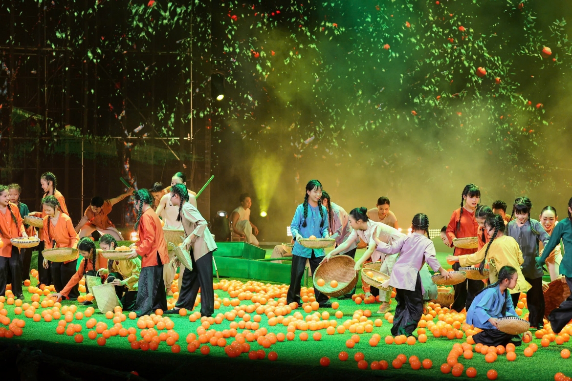 nguyen hung, phan manh quynh moc mac, gian di trong true concert - tinh Dat hinh anh 1