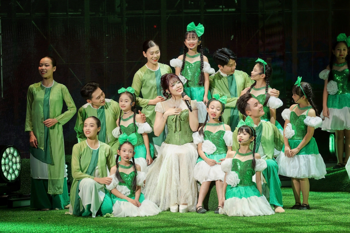nguyen hung, phan manh quynh moc mac, gian di trong true concert - tinh Dat hinh anh 6