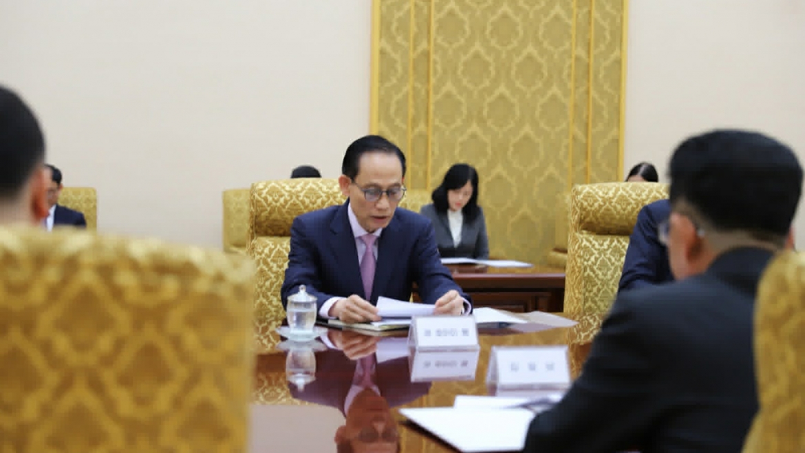 bo truong bo ngoai giao le hoai trung tham va lam viec tai trieu tien hinh anh 2