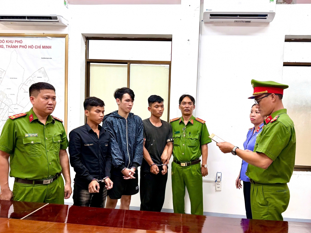 bat giu 3 thanh nien ruot duoi, danh nguoi di duong o tp.hcm hinh anh 1